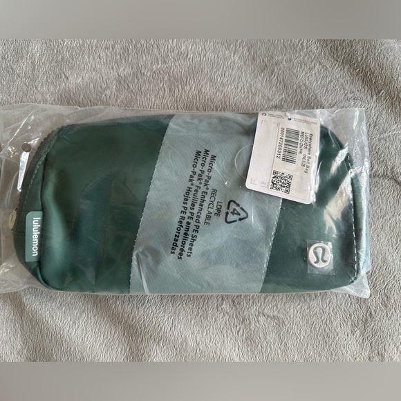 lululemon athletica Handbags - Everywhere Belt Bag 1L in Medium Forest/Dark Forest